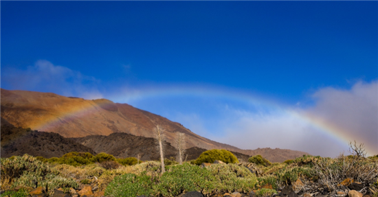 在特内里费岛泰德峰国家公园出现的彩虹。